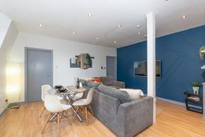uma sala de estar com um sofá e uma mesa em Vibrant City Centre Living em Aberdeen