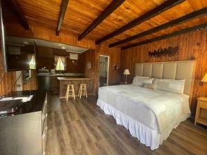 Postel nebo postele na pokoji v ubytování Riverfront Lodging