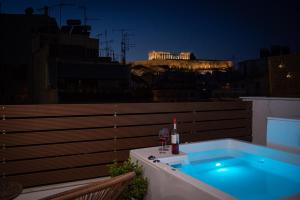 Bazén v ubytovaní Private Jacuzzi & Acropolis View - The Athenian Loft alebo v jeho blízkosti