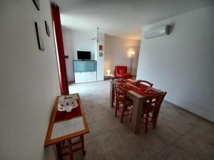 維泰博的住宿－L'Acero di STALL，客厅设有餐桌和椅子