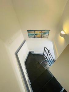 - un escalier dans une maison avec deux fenêtres dans l'établissement La Casetta di Sasá, à Procida