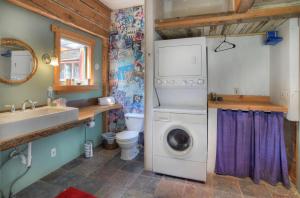 ein Badezimmer mit einer Waschmaschine und einem Waschbecken in der Unterkunft Hilltop House in Creede