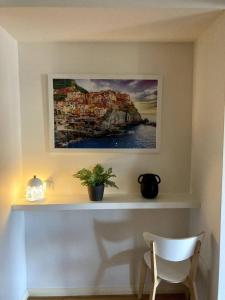 un estante blanco con una pintura en la pared en Modern 2 Bedroom Apartment in Perth, en Perth