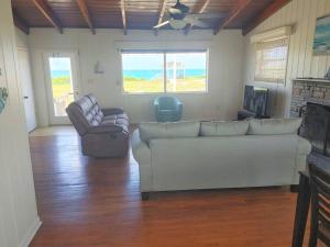 Posezení v ubytování Melbourne Beach Ocean Front house on 1.2 acres