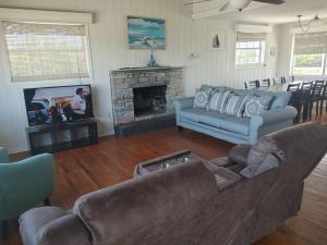 sala de estar con sofá y chimenea en Melbourne Beach Ocean Front house on 1.2 acres, en Melbourne Beach