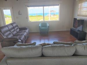 Posezení v ubytování Melbourne Beach Ocean Front house on 1.2 acres