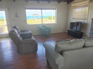 Posezení v ubytování Melbourne Beach Ocean Front house on 1.2 acres