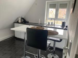 - une cuisine avec un comptoir blanc et un évier dans l'établissement ruhige drei Zimmer Eigentumswohnung, 