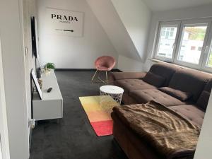 - un salon avec un canapé et une table dans l'établissement ruhige drei Zimmer Eigentumswohnung, 