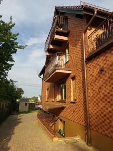 een bakstenen gebouw met balkons aan de zijkant bij Apartament Charzykowy ''Biała Flaga'' in Charzykowy