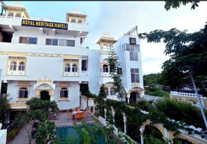 un edificio con una piscina di fronte di Royal Heritage Haveli Udaipur a Udaipur