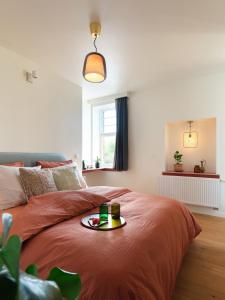 ein Schlafzimmer mit einem Bett und einem Tablett darauf in der Unterkunft Rûte - Bed no Breakfast in Brügge