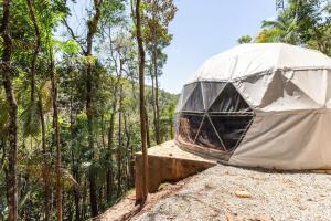 ein Zelt mitten im Wald in der Unterkunft Jângala Glamping Natureza in Juquitiba