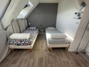 Posteľ alebo postele v izbe v ubytovaní F3 Duplex "O Meublé de Pithiviers" 2 chambres 8 personnes