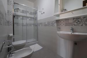 La salle de bains est pourvue de toilettes, d'un lavabo et d'une douche. dans l'établissement casa Vincenzo, à Castelluzzo