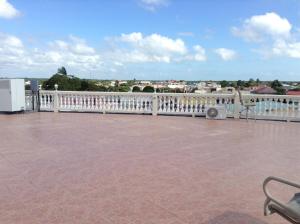 uma varanda com uma cerca branca e um banco em Mirador Hotel em Corozal