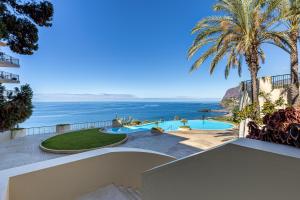 vistas al océano desde el balcón de una casa en Atlantic Ocean View Apartment, en Funchal