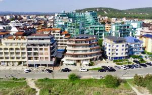 Nespecifikovaný výhled na destinaci Primorsko nebo výhled na město při pohledu z hotelu