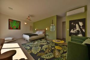 ein Schlafzimmer mit einem Bett und einem Sofa in einem Zimmer in der Unterkunft Monte Alta in Salon-de-Provence