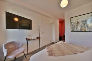 - une chambre avec un lit et une télévision murale dans l'établissement Monte Alta, à Salon-de-Provence