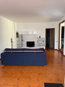 a bedroom with a blue bed in a room at Appartamento vicino Rho Fiera in Cornaredo