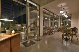 a dining room with a sculpture of a giraffe at Monte Alta in Salon-de-Provence