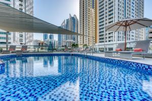 una gran piscina en una ciudad con edificios altos en Grand Heights Hotel Apartments en Dubái