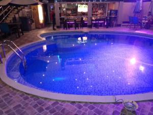 una gran piscina en una habitación de hotel con en SAFARI HOTEL IQUITOS, en Iquitos
