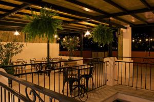 ein Restaurant mit Tischen und Stühlen auf einem Balkon in der Unterkunft Hotel Real Alma in Oaxaca de Juárez