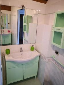 un baño con lavabo y espejo en Maso BARISEI, en Trento