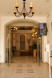 - l'entrée d'un bâtiment doté d'un lustre dans l'établissement Hotel Real Alma, à Oaxaca