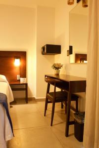 una camera d'albergo con scrivania e letto e una camera da letto di Hotel Real Alma a Città di Oaxaca