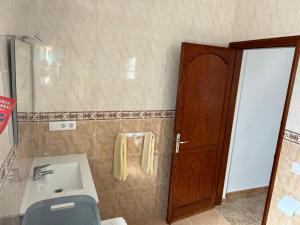 ein Badezimmer mit Waschbecken und Toilette in der Unterkunft Casa Escanfraga I in Villaverde + 9 Fotos