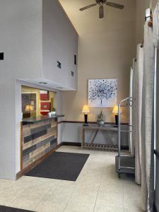 ein Wohnzimmer mit einer Treppe und eine Küche in der Unterkunft The Woodridge Inn in Connersville