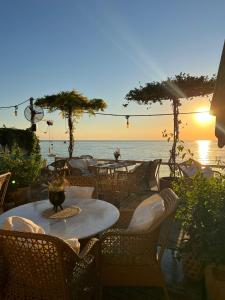 Cuba Beach Hotel في سيدي: طاولة وكراسي مع المحيط في الخلفية