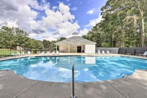 Bazén v ubytování Fayetteville Retreat with Hot Tub and Fenced Yard nebo v jeho okolí