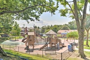 - une aire de jeux dans un parc avec toboggan dans l'établissement DC Guesthouse with Fire Pit 6 Mi to Ivy City!, à Washington