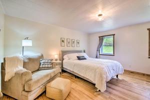 een slaapkamer met een bed en een bank bij Hidden Hollow Family Home with Mod Interior! in Dundee