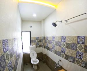 ein Bad mit einem WC und einer Dusche in der Unterkunft Hotel United House in Shirdi