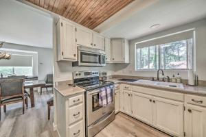 Η κουζίνα ή μικρή κουζίνα στο 4 Mi to Dtwn Ruidoso Cabin with Deck and Game Room!