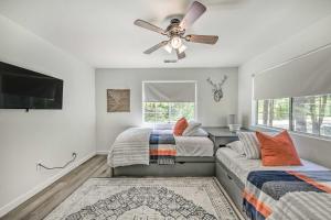 Ένα ή περισσότερα κρεβάτια σε δωμάτιο στο 4 Mi to Dtwn Ruidoso Cabin with Deck and Game Room!