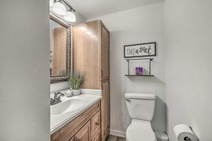 Ένα μπάνιο στο 4 Mi to Dtwn Ruidoso Cabin with Deck and Game Room! +22 φωτογραφίες