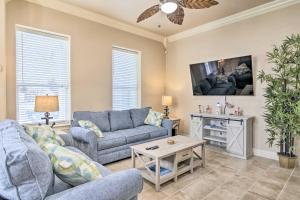 uma sala de estar com um sofá e uma mesa em South Padre Island Condo - 200 Ft to Beach! em South Padre Island