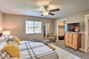 1 dormitorio con 1 cama y ventilador de techo en Rapid City Home with Patio Less Than 5 Mi to Downtown!, en Rapid City