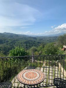 Elle comprend un balcon offrant une vue sur les montagnes. dans l'établissement Rifugio S.Caterina alle 5 Terre, à Riccò del Golfo di Spezia