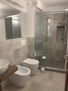 La salle de bains est pourvue d'une douche, de toilettes et d'un lavabo. dans l'établissement Rifugio S.Caterina alle 5 Terre, à Riccò del Golfo di Spezia