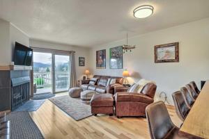 sala de estar con sofá, sillas y TV en Dog-Friendly Fraser Condo with View and Amenities, en Fraser