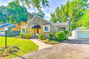 ein Steinhaus mit einer Einfahrt davor in der Unterkunft Idyllic Springfield Haven with Screened Porch! in Springfield