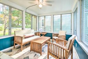 eine abgeschirmte Veranda mit 2 Stühlen und einem Sofa in der Unterkunft Idyllic Springfield Haven with Screened Porch! in Springfield