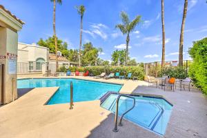 een zwembad met een tafel en stoelen en palmbomen bij Glendale Condo with Golf Course Views and Pool Access in Glendale